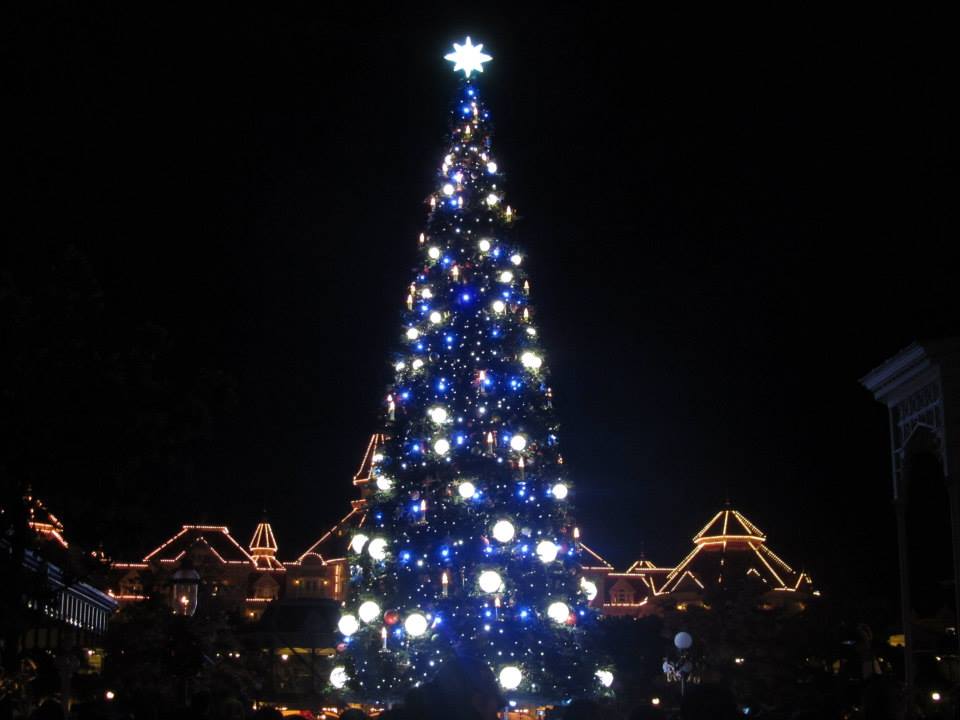 Natale A Disneyland Paris Inaugurato Il Grande Albero A Town Square