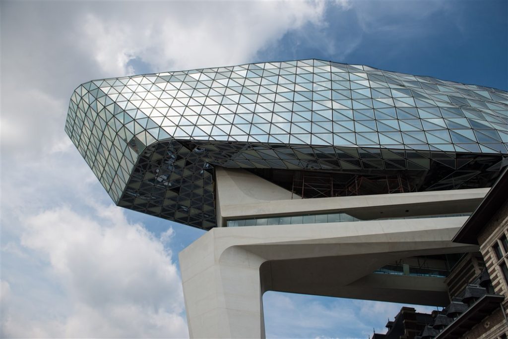port-house-di-anversa-progettata-da-zaha-hadid-1