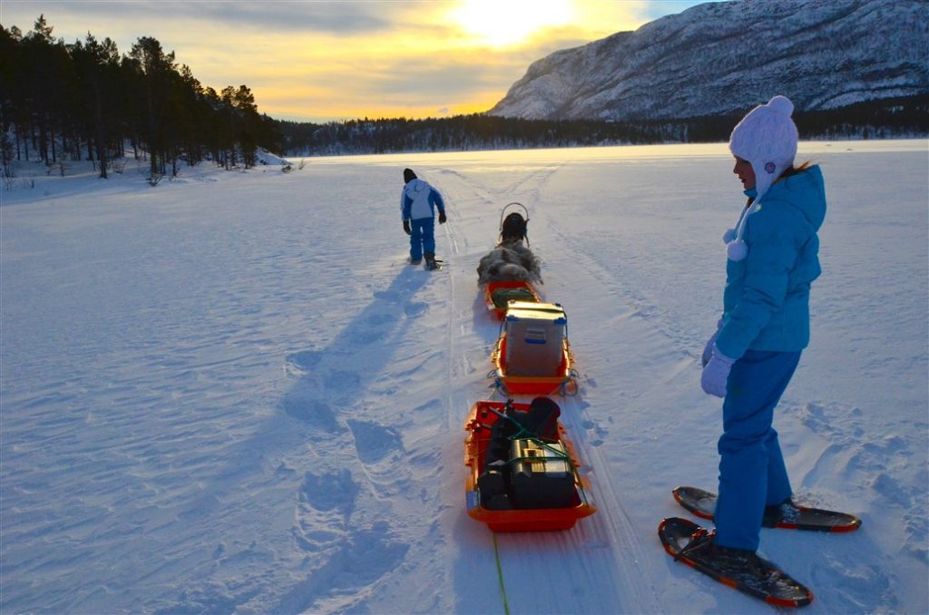 alta-norvegia-finnmark-escursione-con-le-ciaspole-sul-lago-ghiacciato7