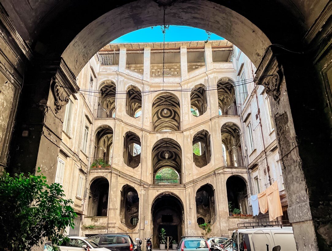 Palazzo Sanfelice nel rione Sanità di Napoli | World Trips