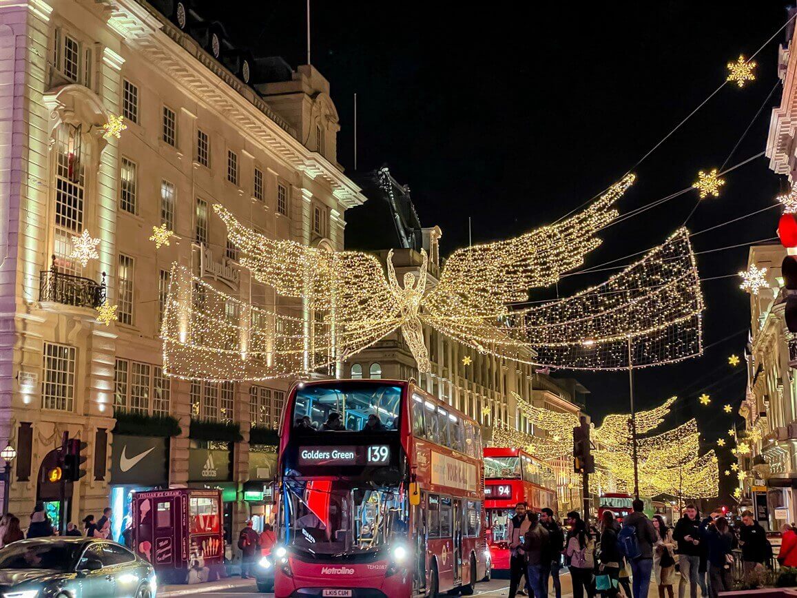 Natale a Londra tra luci scintillanti, decorazioni e la magia della City