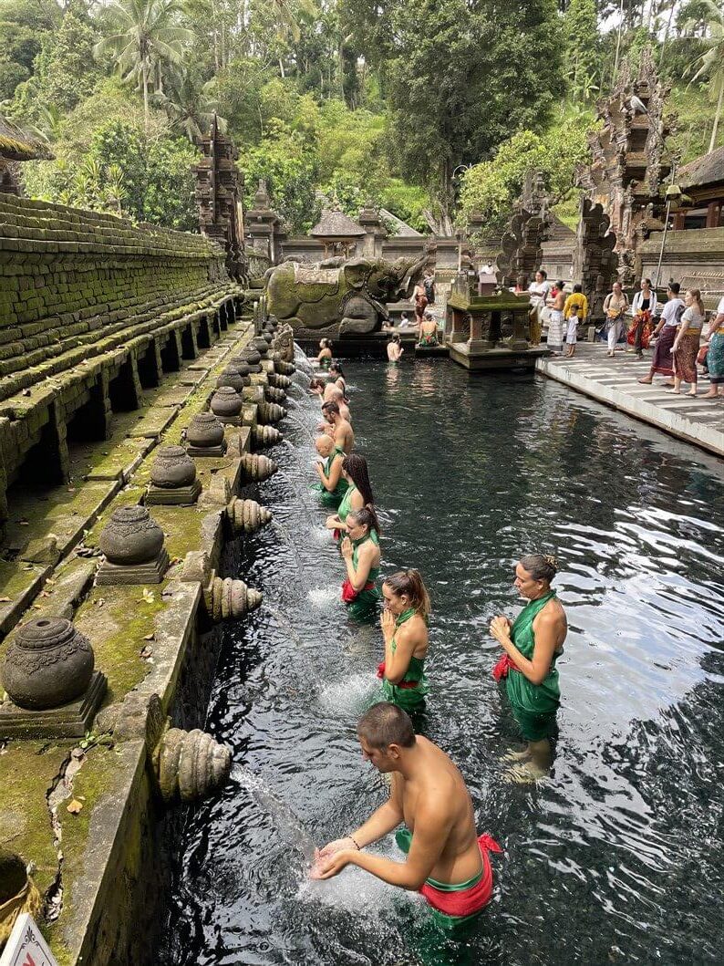 Tirta Empul Bali rito purificazione